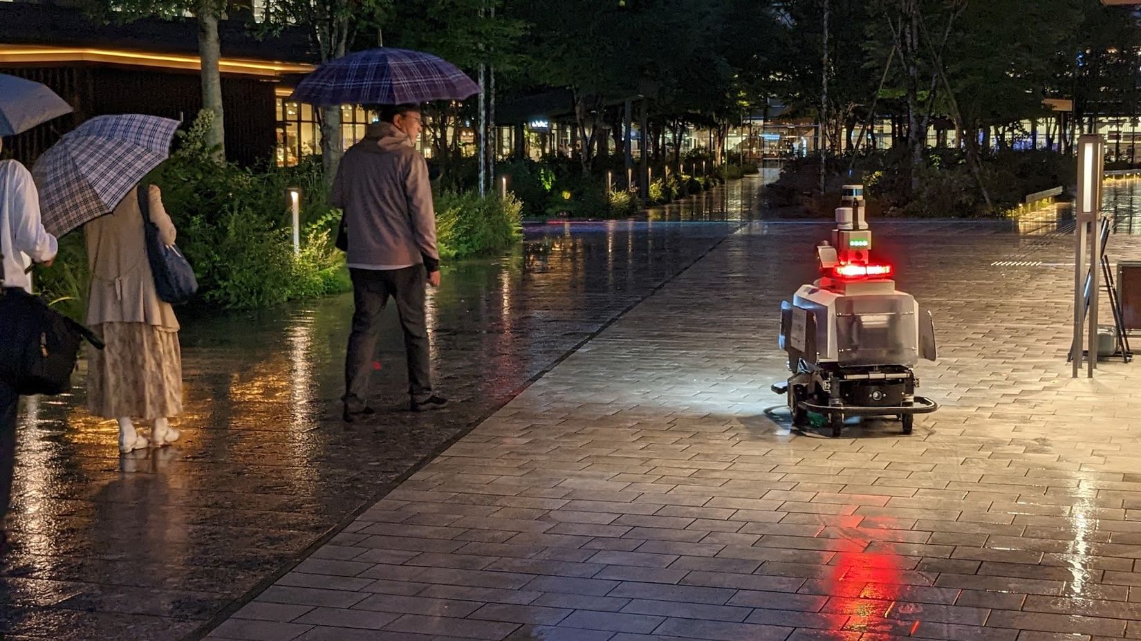 雨天の夜間ロボット実証実験