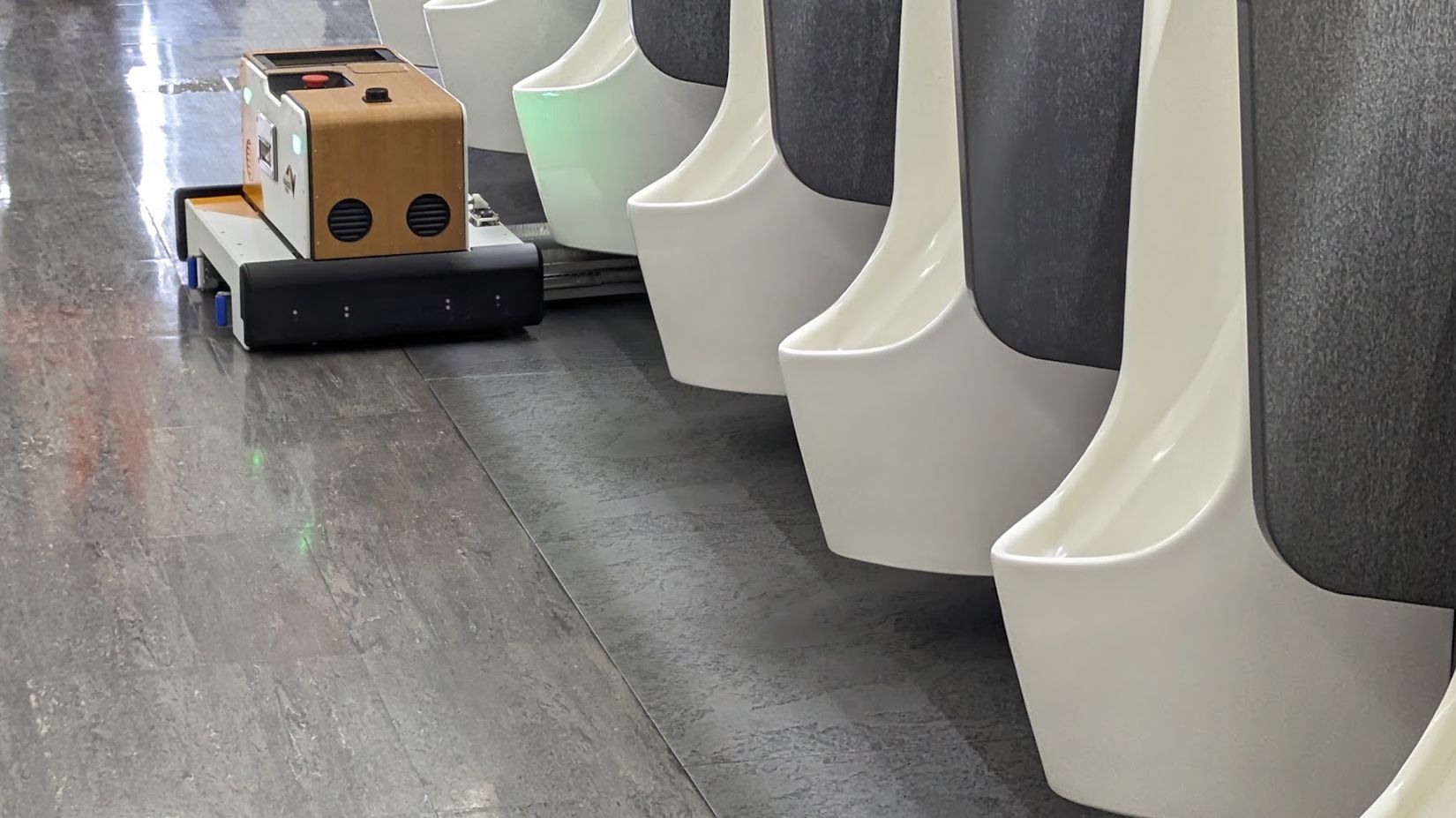 トイレ清掃ロボット